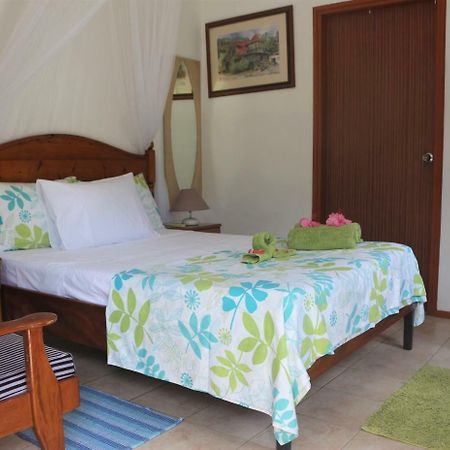 Garden Hut Apartment วิกตอเรีย ภายนอก รูปภาพ