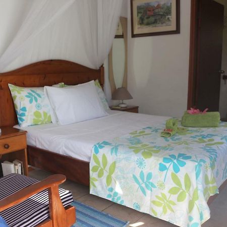 Garden Hut Apartment วิกตอเรีย ภายนอก รูปภาพ
