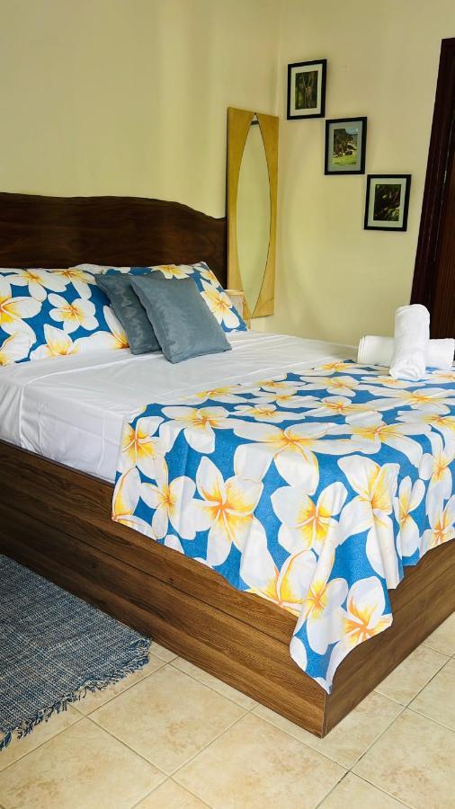 Garden Hut Apartment วิกตอเรีย ภายนอก รูปภาพ
