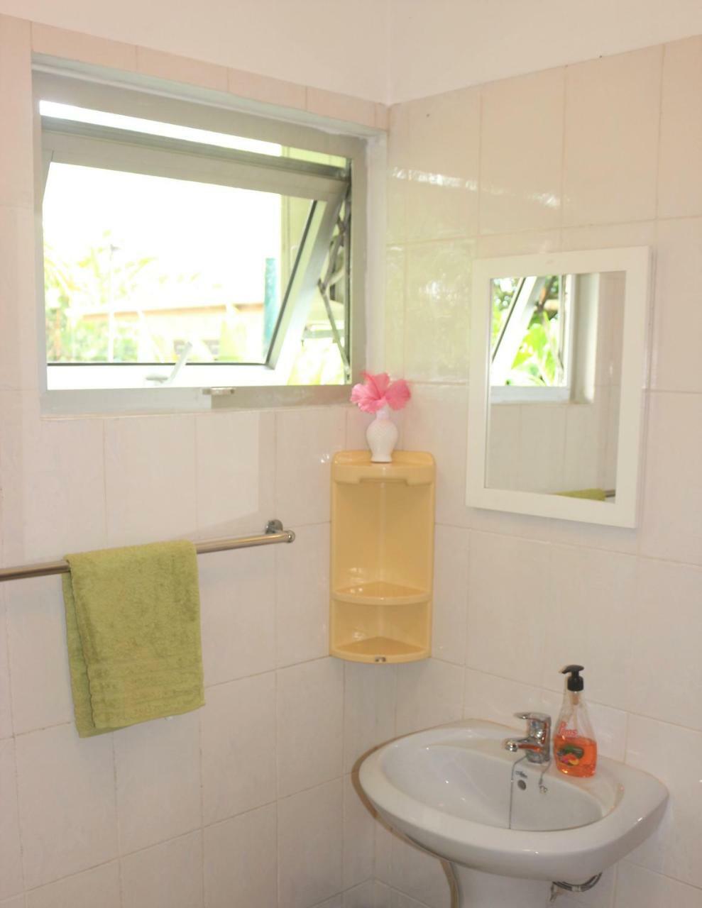 Garden Hut Apartment วิกตอเรีย ภายนอก รูปภาพ