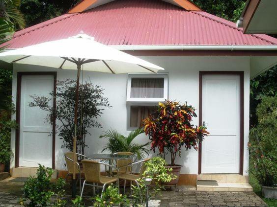 Garden Hut Apartment วิกตอเรีย ภายนอก รูปภาพ